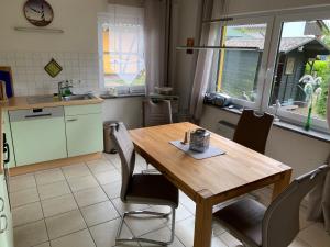 - une cuisine avec une table en bois et des chaises dans l'établissement Ferienhaus Elida, à Krummin