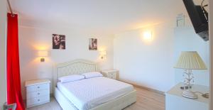 Postel nebo postele na pokoji v ubytování Appartamenti Villa Vagne by Gardadomusmea