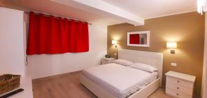 Postel nebo postele na pokoji v ubytování Appartamenti Villa Vagne by Gardadomusmea