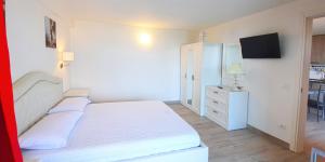 Postel nebo postele na pokoji v ubytování Appartamenti Villa Vagne by Gardadomusmea