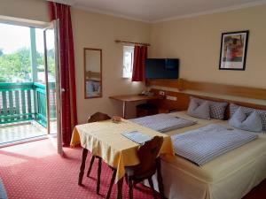 Postel nebo postele na pokoji v ubytování Hotel Fortuna + 37 fotografií