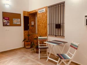 um quarto com duas cadeiras e uma mesa em La Casa Morada em Cádiz