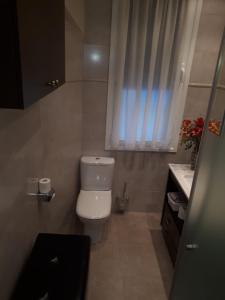 Bilik mandi di Habitación con baño individual