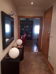 een kamer met een televisie en een woonkamer met een bank bij Habitación con baño individual in Bilbao