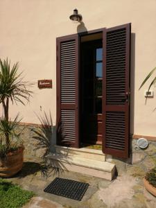 - Entrada a una casa con puerta de madera en Il Podere di Sole, en Roccastrada
