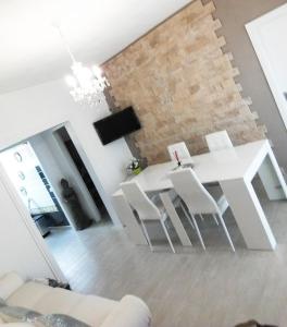 een eetkamer met een witte tafel en witte stoelen bij Apartamentos Lorena 1A in Segur de Calafell