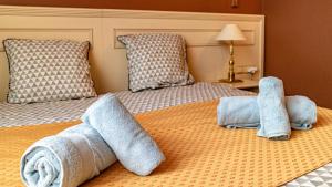 two beds with towels on them in a bedroom at Cosy'Appart - TY BOUQUET in Rouen