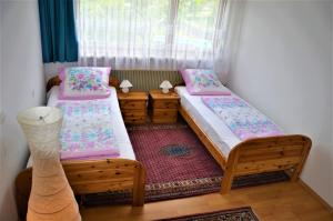 A bed or beds in a room at Ferienwohnung Walgaublick
