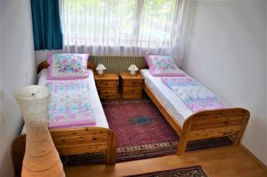 Säng eller sängar i ett rum på Ferienwohnung Walgaublick