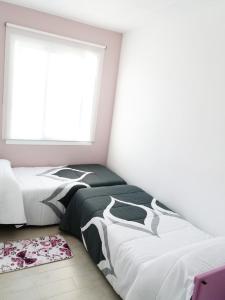 twee bedden in een kamer met een raam bij Apartamentos Lorena 1A in Segur de Calafell