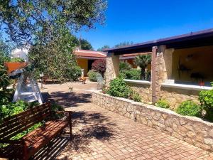 eine Bank in einem Innenhof neben einem Gebäude in der Unterkunft Villa I Gemelli in Vieste