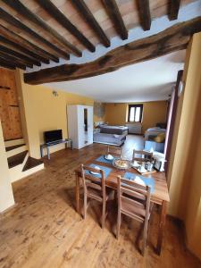 una gran sala de estar con mesa de madera y sillas. en I Balzani B&B en Matelica