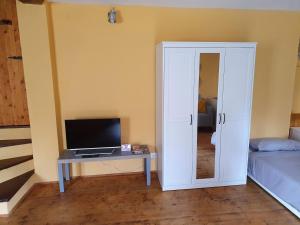 A television and/or entertainment centre at I Balzani B&B