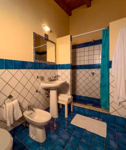uma casa de banho azul e branca com um lavatório e um WC em Oasi Di Casablanca em Lampedusa