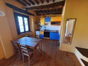 A kitchen or kitchenette at I Balzani B&B