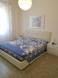 1 dormitorio con 1 cama y 2 mesitas de noche en Ca Enrico luxury flat en Monterosso al Mare