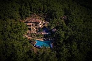 an aerial view of a house with a swimming pool at Casale Grillo in Cortona