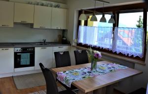 Kuchyň nebo kuchyňský kout v ubytování Ferienwohnung Walgaublick