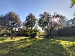 CampagnaticoにあるTenuta Santa Mariaの木々の茂る草の庭と建物