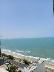 - une vue sur la plage avec un bâtiment et l'océan dans l'établissement Homestay NHÀ THỦY, à Vung Tau