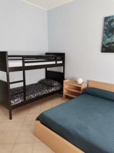 Ein Etagenbett oder Etagenbetten in einem Zimmer der Unterkunft B&B Il Dormiglione
