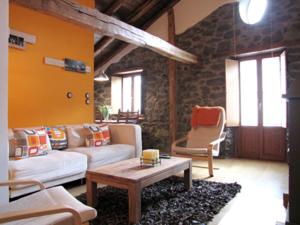 sala de estar con sofá y mesa en Apartamento rural Casa Arritxenea, en Leitza