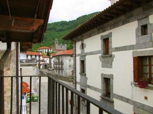 einen Blick auf die Stadt vom Balkon eines Gebäudes in der Unterkunft Apartamento rural Casa Arritxenea in Leitza
