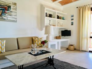 uma sala de estar com um sofá e uma mesa em Villa Imperial em Cala d´Or