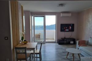 een woonkamer met een tafel en een bank bij Lacroma Apartment in Dubrovnik