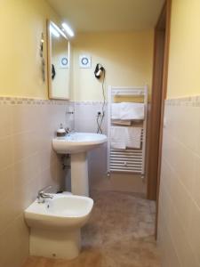 Koupelna v ubytování la corta di spello camere + 27 fotografií