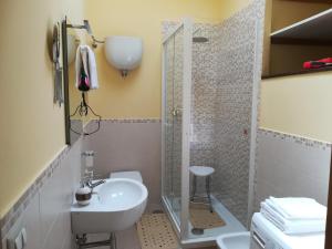 Koupelna v ubytování la corta di spello camere