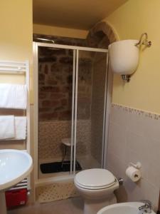 Koupelna v ubytování la corta di spello camere