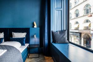 Säng eller sängar i ett rum på Huge newly redecorated luxury home