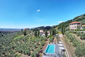 una vista aérea de una villa con piscina en Villa Maona - con piscina tra Firenze e Pisa en Montecatini Terme