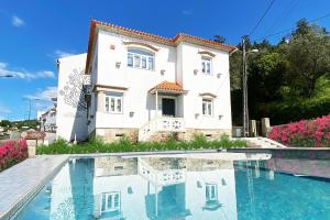 塞亚卡萨多维德艾诺酒店的一栋房子前面有游泳池的别墅