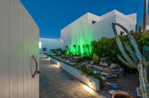 budynek z zielonymi światłami na boku w obiekcie Jardin De Castillo , Naxos Town w mieście Naksos
