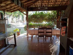 a table and chairs sitting under a pergola at CHEZ ALE in Bragança Paulista