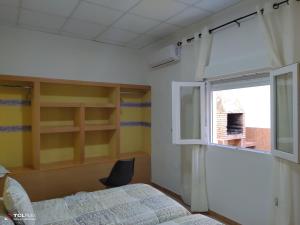 una camera da letto con un letto e una finestra di CASA ALDONZA a Ruidera
