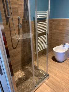 une salle de bain avec douche et lavabo dans l'établissement Alla corte dei Caretto, à Neive