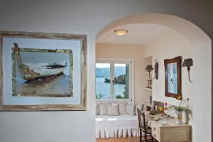 una sala de estar con una pintura de un barco en Unique Villa on the Island of Poros en Poros