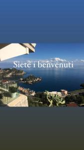 Una vista del océano con las palabras "Stati Beevulin" en Maison Blanche Taormina, en Taormina