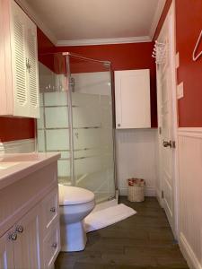 a bathroom with a toilet and a glass shower at Chalet chez les Petit in Grandes-Bergeronnes