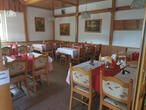 un comedor con mesas y sillas con manteles rojos en Lei's WOK, en Neusiedl am See