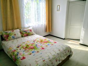 เตียงในห้องที่ Teo Guest Rooms