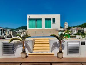 una casa con dos palmeras delante de ella en Hotel Nilo, en Acapulco