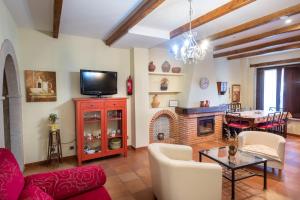un salon avec une cheminée et une table dans l'établissement Casa Rural El Olivo / El Almendro, à Aldeadávila de la Ribera