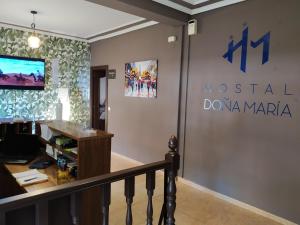 een bord voor het ziekenhuis Doza Marina op een muur bij Hostal Doña María in Valdemoro