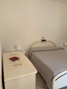 a small bedroom with two beds and a table at La casina dell'Annetta in Lido di Camaiore