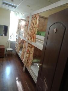 モスクワにあるMilan Hostelの二段ベッド付きの部屋