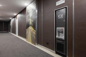 un couloir avec une machine à glace dans un bâtiment dans l'établissement Beskyd Suites, à Bukovel
